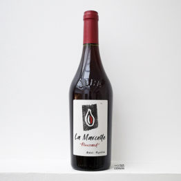 Bouteille de vin rouge la marcette ploussard 2019 du vigneron Kevin Bouillet en Arbois dans le Jura et distribué par l'agence l'envin sur paris ile de France loiret export