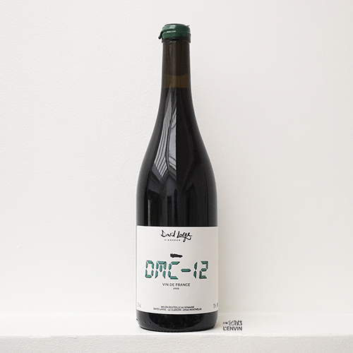 bouteille de la cuvée DMC-12 2020, vin rouge de gamay du vigneron David Large dans le beaujolais distribué par L'envin agent et grossiste en vin bio et nature sur paris ile-de-france loiret