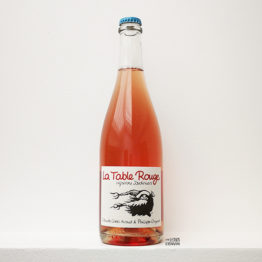 Bouteille de pet nat rosé de pineau d'aunis 2020 du domaine la table rouge en loire représenté par l'envin agent de vins bios et nature sur paris ile de france et loiret et export