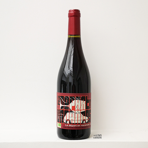 bouteille de Départ en vacances rouge 2019, un vin biologique du vigneron Carlos Badia de La Cave aux fioles dans le Roussillon et distribué par l'agence L'envin grossite en vins bio et nature sur paris ile de france loiret export