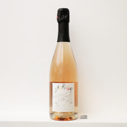 bouteille de pet'nat rosé Charivari 2019 de la vigneronne Anne-Cécile Jadaud du domaine Perrrault-Jadaud dans la Loire et distribué par l'agence de vins bio et nature l'envin sur paris ile de france loiret export