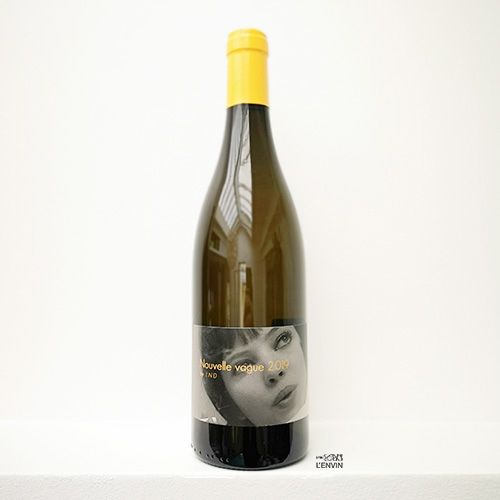 Bouteille de vin blanc Nouvelle Vague 2020 du vigneron Wilfried Valat du domaine La Nouvelle Don(n)e dans le roussillon et distribué par l'envin sur parils ile de france loiret export. l'étiquette présente une photo d'Anna Karina godard