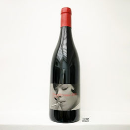 Bouteille de vin rouge Nouvelle Vague 2020 du vigneron Wilfried Valat du domaine La Nouvelle Don(n)e dans le roussillon et distribué par l'envin sur parils ile de france loiret export. l'étiquette présente une photo d'Anna Karina godard