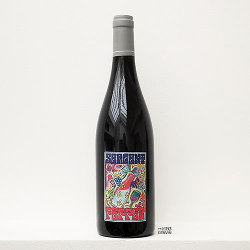 bouteille de vin rouge de sergent pepper 2021 de la vigneronne Anne-Cécile Jadaud du domaine Perrrault-Jadaud dans la Loire et distribué par l'agence de vins bio et nature l'envin sur paris ile de france loiret export import